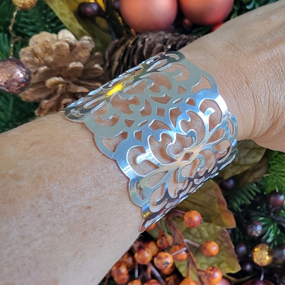 GORGEOUS BRAND NEW SILVER SCROLL CUFF INTRiCATE AND ORNATE - Picture 3 of 6